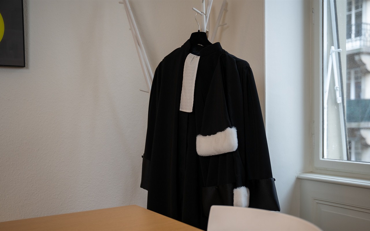 Robe d'avocat dans un espace du cabinet
